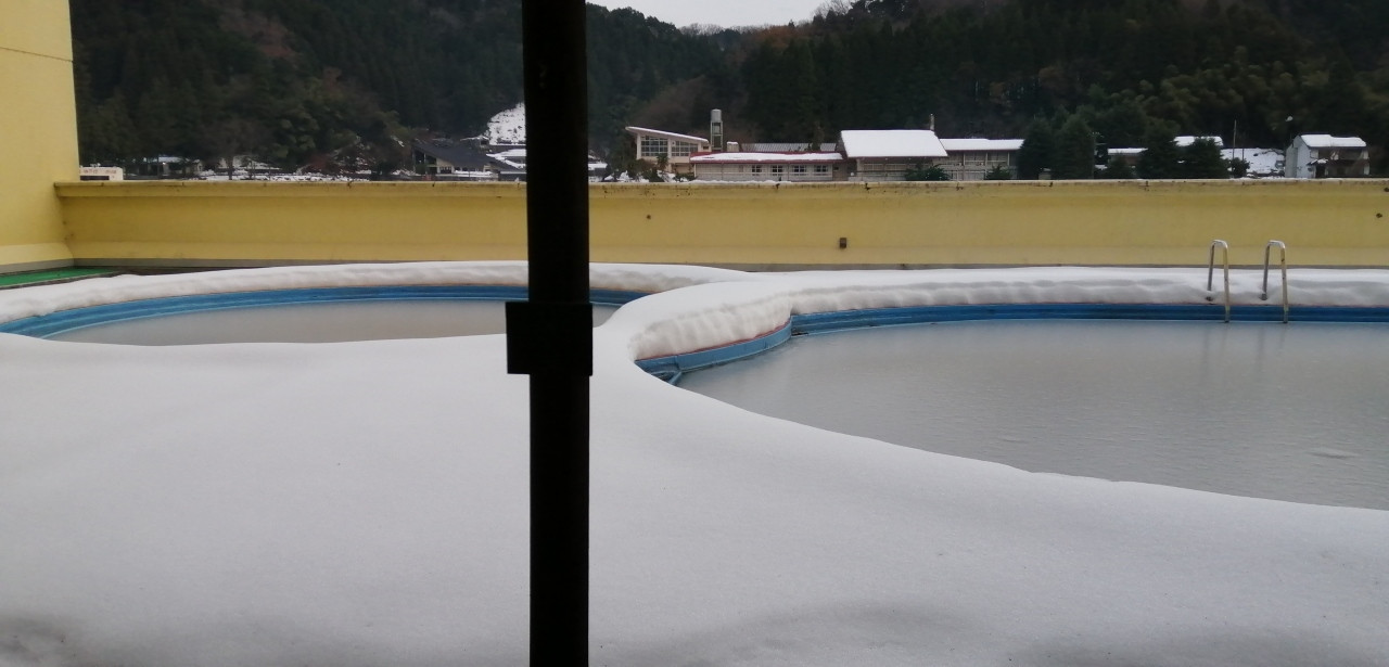 3階和室は、眺望無し(冬のプール)でした