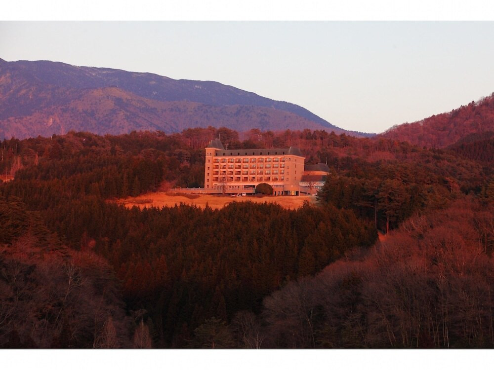 施設の正面 (日没後)