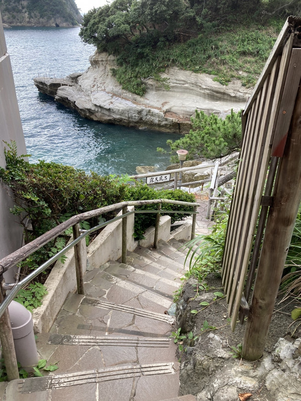 露天風呂へは、この階段を降りないと行けないです。