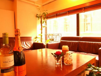 「コラボ」内観 769392 6名様に最適！優しい雰囲気とゆったりソファで寛げる★深夜0時まで営業しているので夜ごはんや二次会使いにも◎
