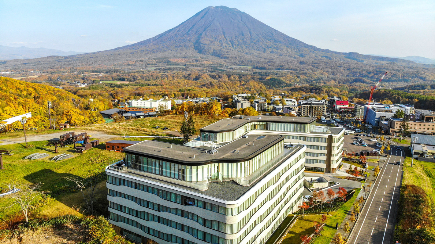 ホテルと羊蹄山(秋)