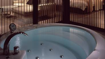 「清遊」の温泉掛流しジャグジー① / 6