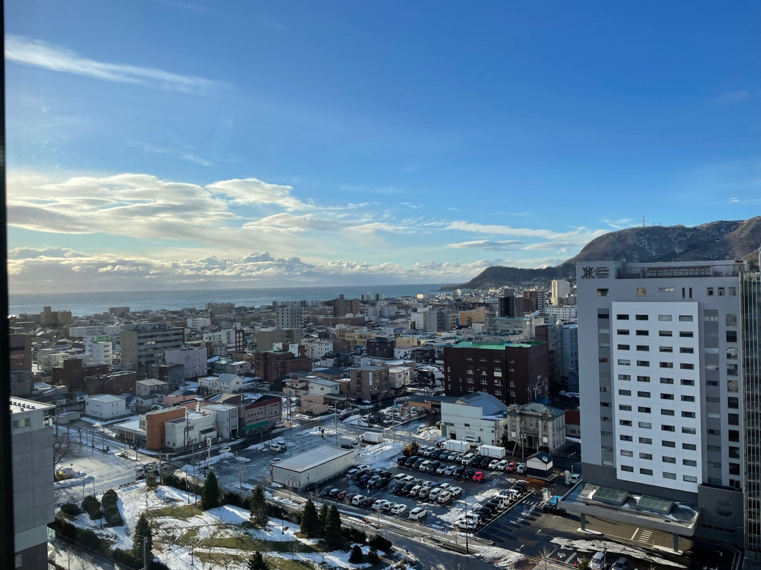 部屋からの景色。函館の街が一望できます。