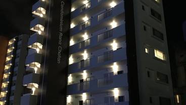 施設の正面 (日没後) / 1