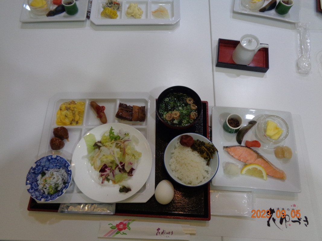 朝食、右は先付けの物、左はバイキングで。