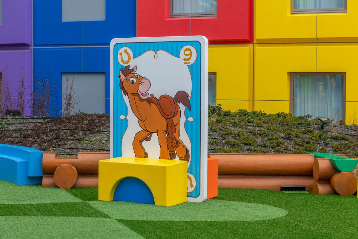 ©Disney/Pixar
LINCOLN LOGS is a trademark of Hasbro and is used with permission. © 2021 Hasbro. All Rights Reserved. Licensed by Hasbro. / 6