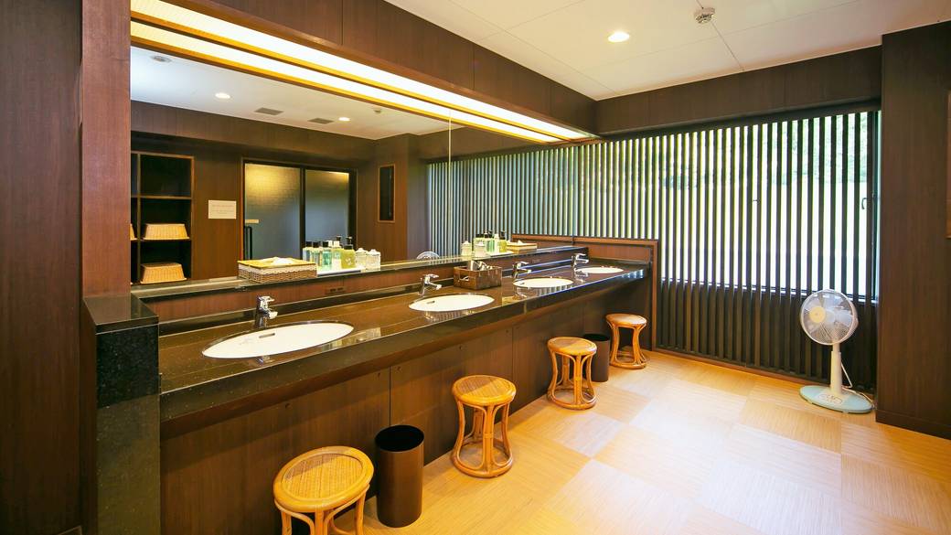 サウナ完備の大浴場で
癒されて / 3