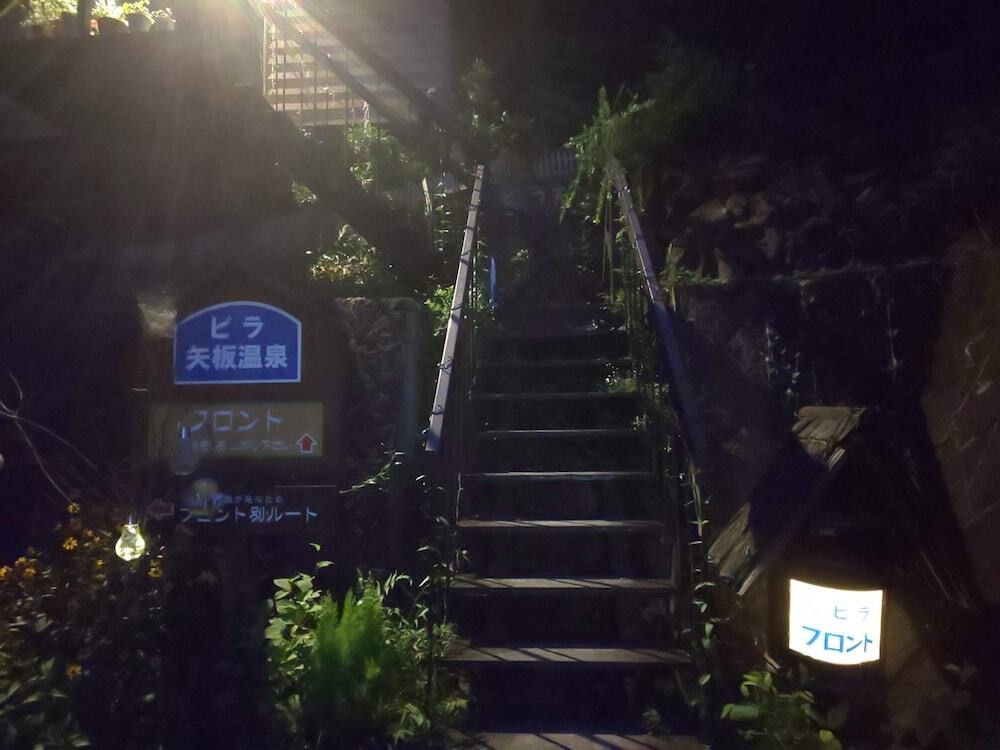 施設の正面 (日没後)