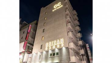 施設の正面 (日没後) / 1