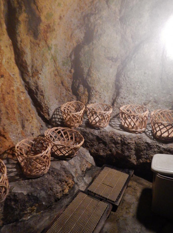 洞窟風呂で情緒あふれるひとときを過ごす4244356