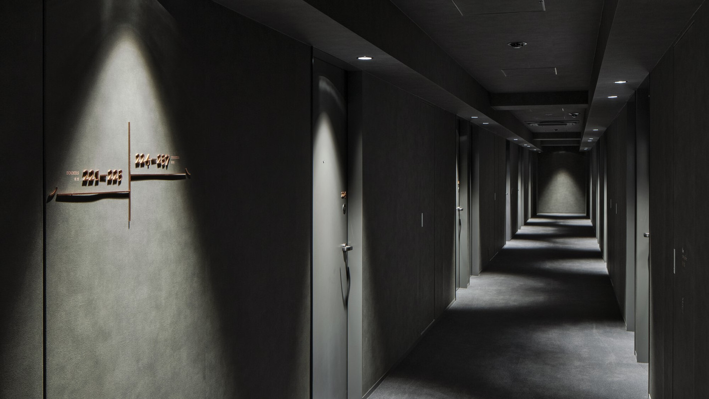 光と陰影を表現した廊下