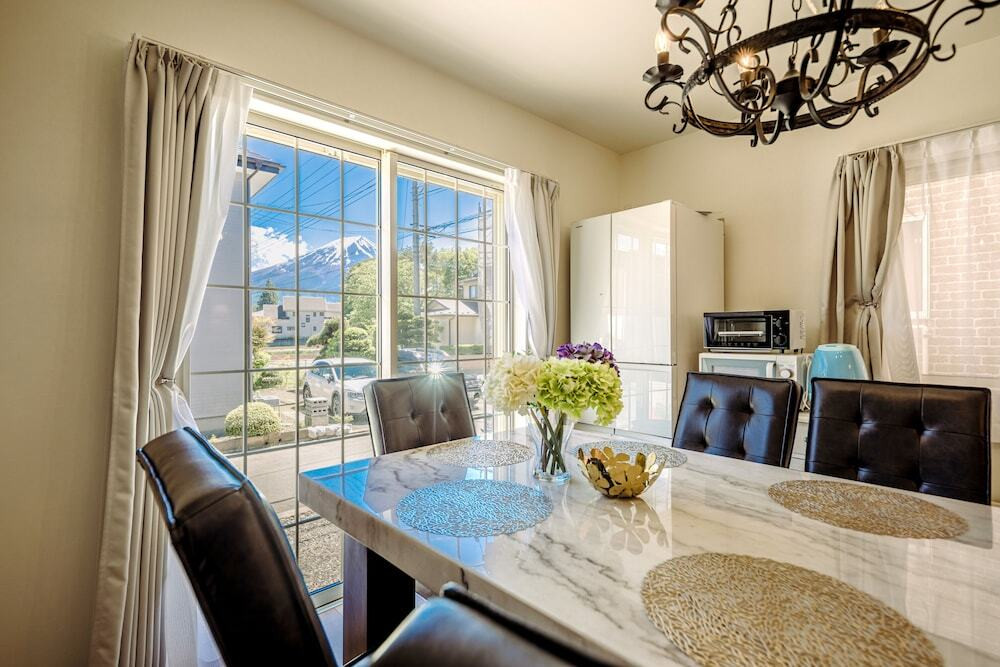 客室内のダイニングエリア