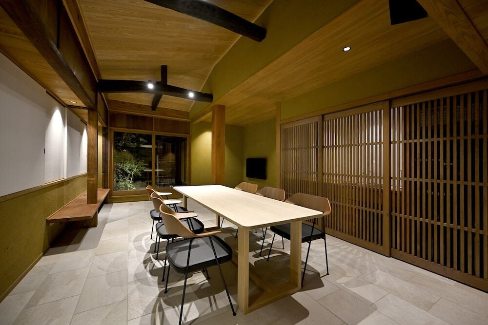 客室内のダイニングエリア