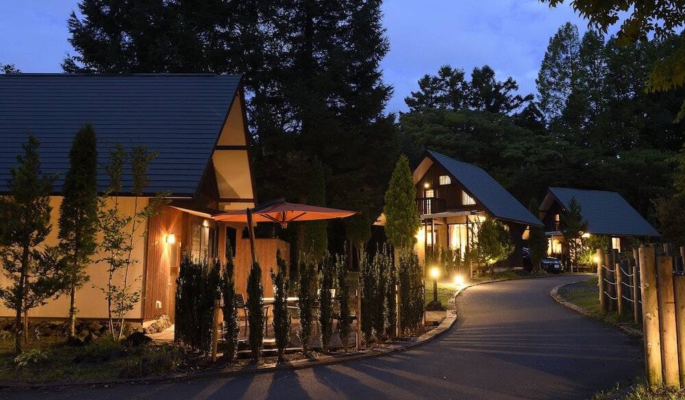 夜の敷地内 / 1