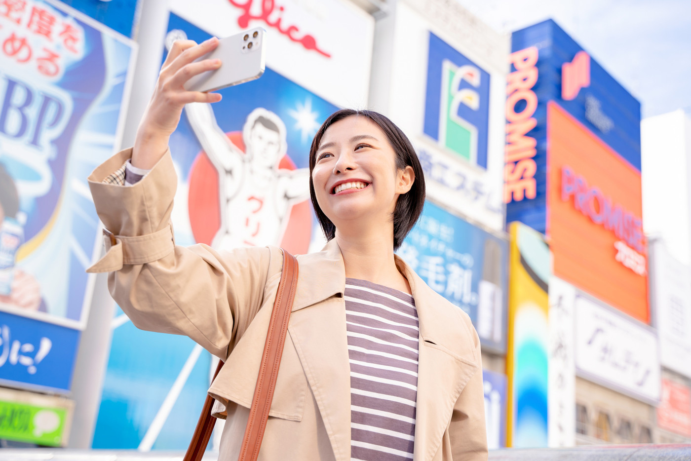 大阪観光を楽しむ女性