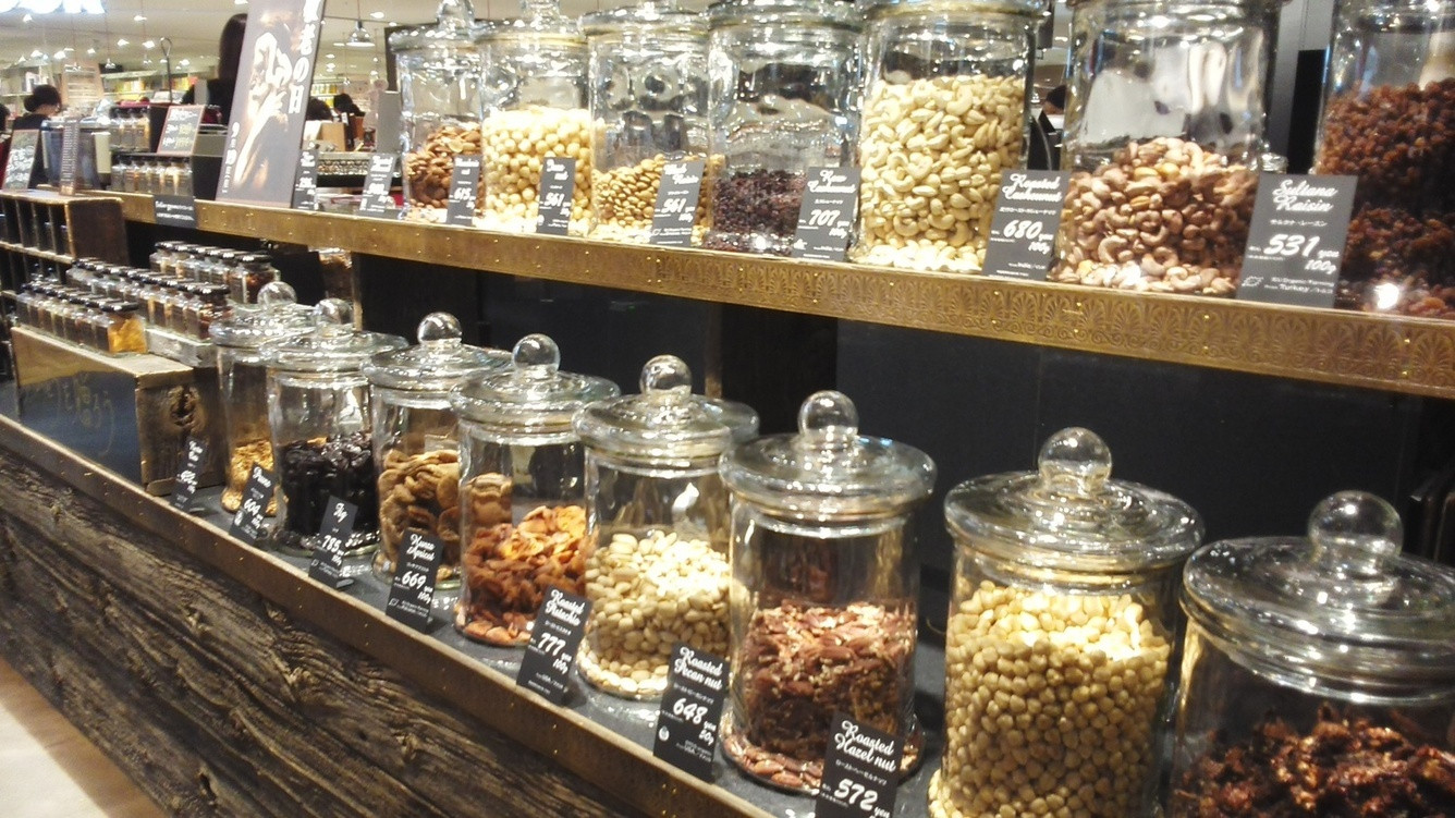 「ファーイーストバザール ルミネ新宿店」 外観 56212220 店頭