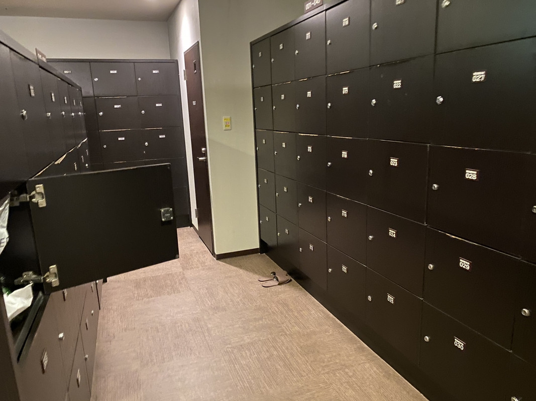 温泉の脱衣所とロッカー