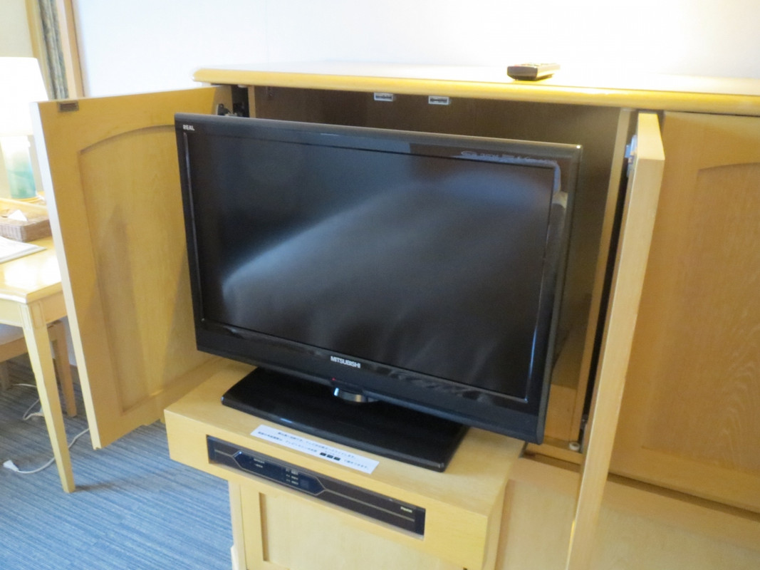 テレビは戸棚に収納