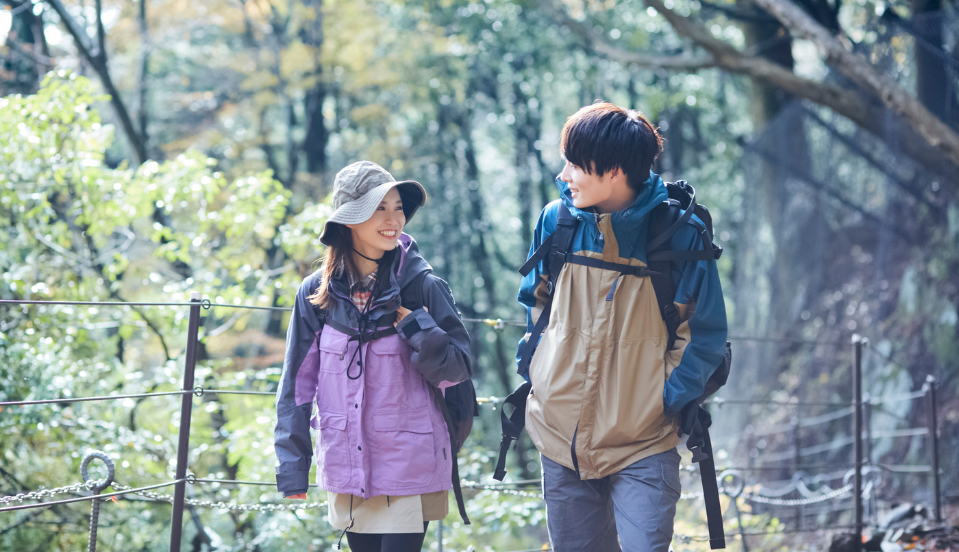 登山をするカップル