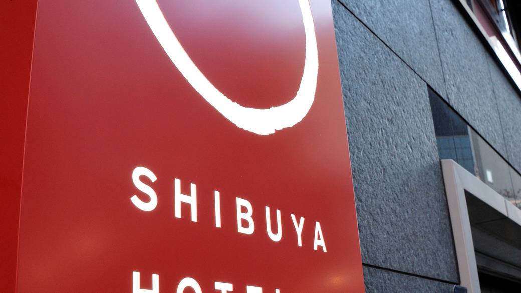 文化村通り沿いの赤い看板 / 1