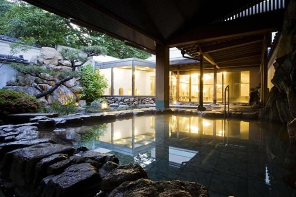 3. レトロな世界が広がる「道後温泉 ホテル椿館」4264431