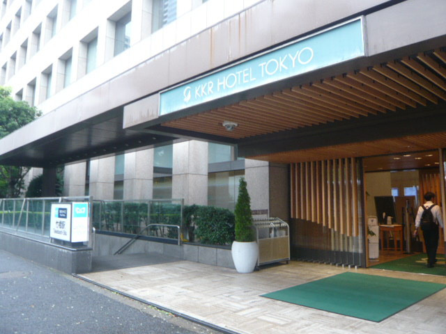 ＫＫＲホテル東京の玄関は、地下鉄竹橋駅の出口に直結しています