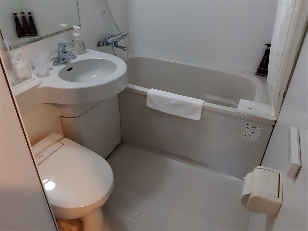 部屋に付属した浴室。清掃は出来ていました。