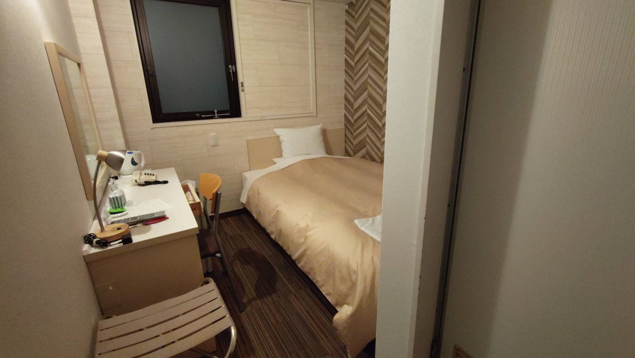 室内写真。テレビはベッドの正面にあるので写っておりません。