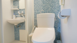 (201室) 2階 洋室クイーンベッド (個室、専用トイレ、シャワー付)