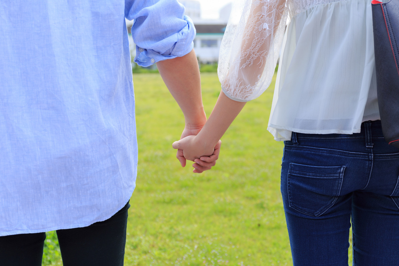 キャンパスライフ　手をつなぐ学生のカップル　撮影協力:日本経済大学