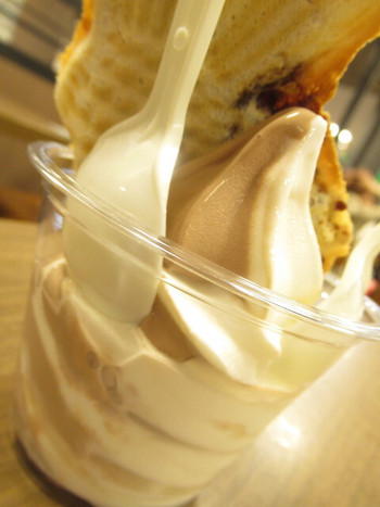 「十勝大名ソフトクリーム」 料理 94928783 たいやきソフトクリームミックス　４２０円（税込）【２０１８年１０月】
