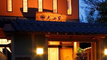 施設の正面 (日没後) / 1