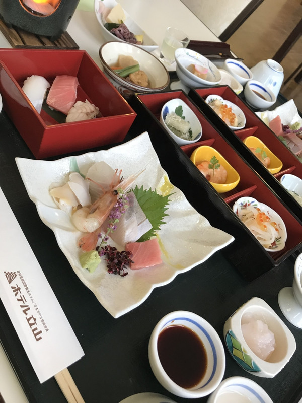夕食　富山の白エビのお刺身も有り
