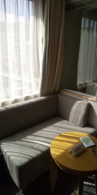 窓際のソファでテレビを見ながらゆっくり寛げます。