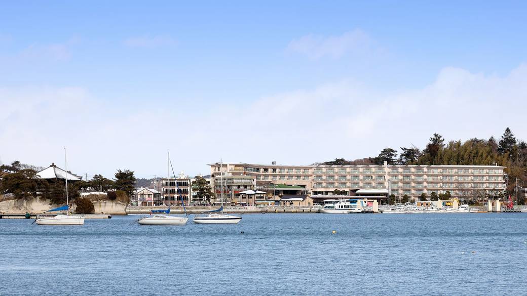 松島湾から望むホテル / 2