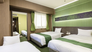 [喫煙] ツインルーム+エキストラベッド ベッド幅120cm x 2台+100cm x 1台/3名まで/18.3平米