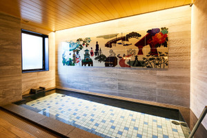 壁のイラストが魅力の大浴場