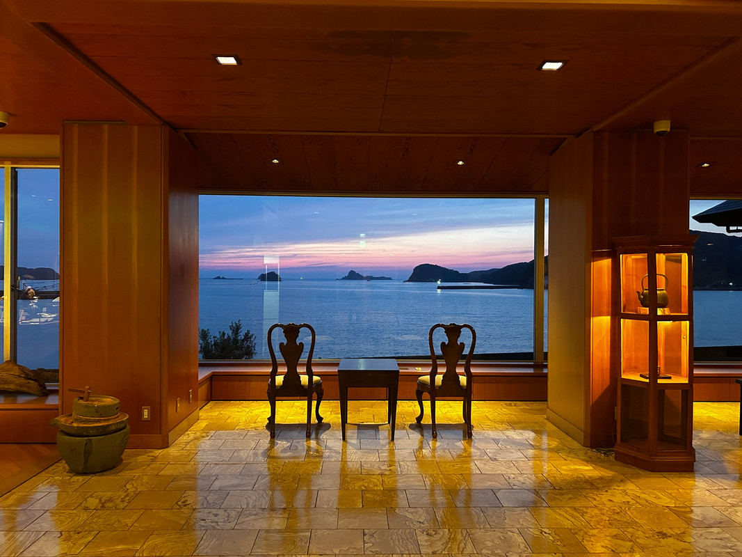 ロビー 夕焼け
/ 4