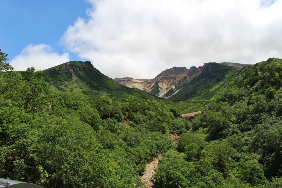 屋外のテラスから望む十勝岳