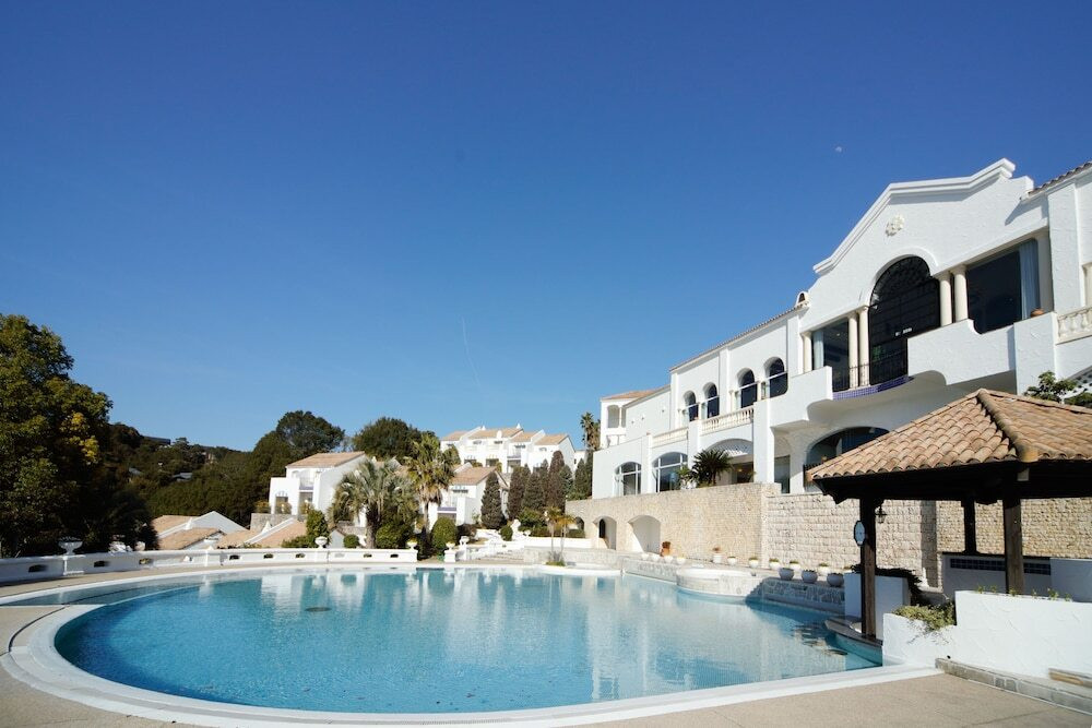 ゴージャスなプールでリラックス3642429