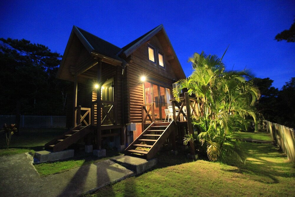 施設の正面 (日没後)