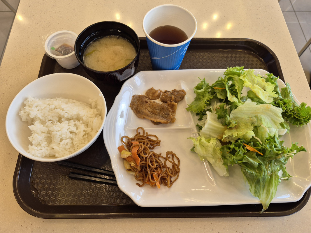 無料朝食（ガッツリ脂分、炭水化物多めで、敢えて野菜にした）