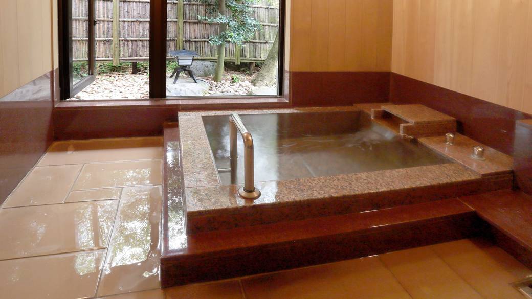離れの温泉石風呂 / 2