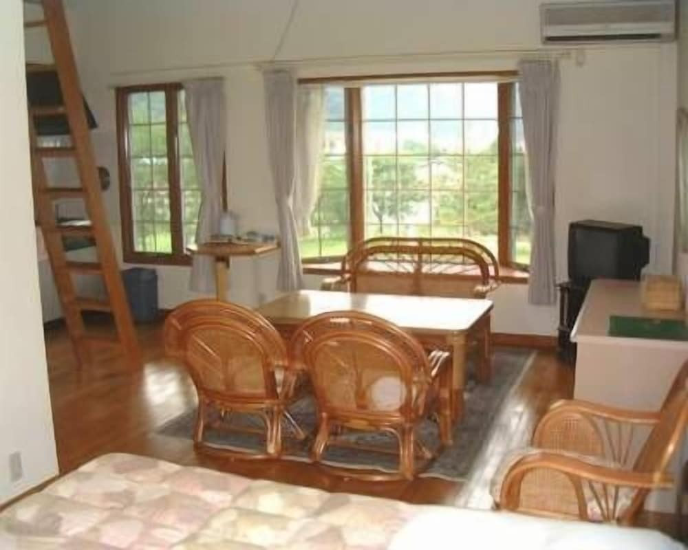 客室内のダイニングエリア