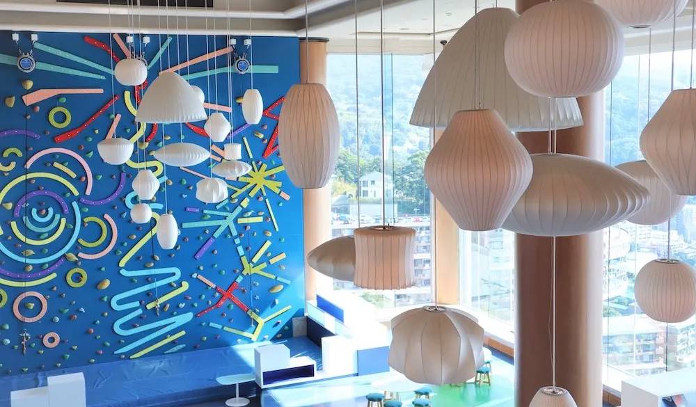 ホテルに入るとすぐに「アクティビティラウンジ」があり、窓から熱海の海や街並みが一望できます。伊豆七島をイメージした吹き抜けの空間はとても開放的。