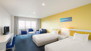 スタンダード ルーム シングルベッド 3 台 マウンテンビュー (Mediterranean Style)