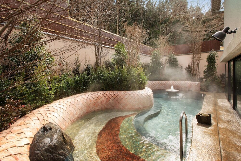 情緒あふれる日本庭園を抱きかかえるホテル3968470