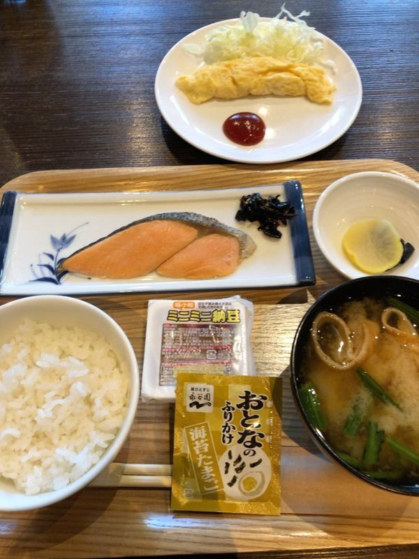 無料のシンプルな朝食付き