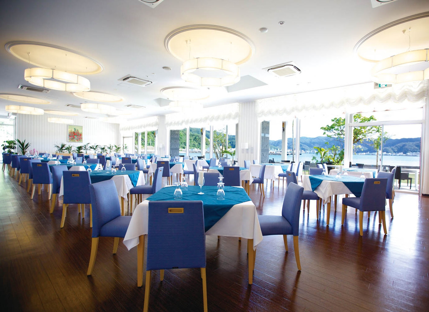 四方を海に囲まれた静かな小島でのんびり3493680