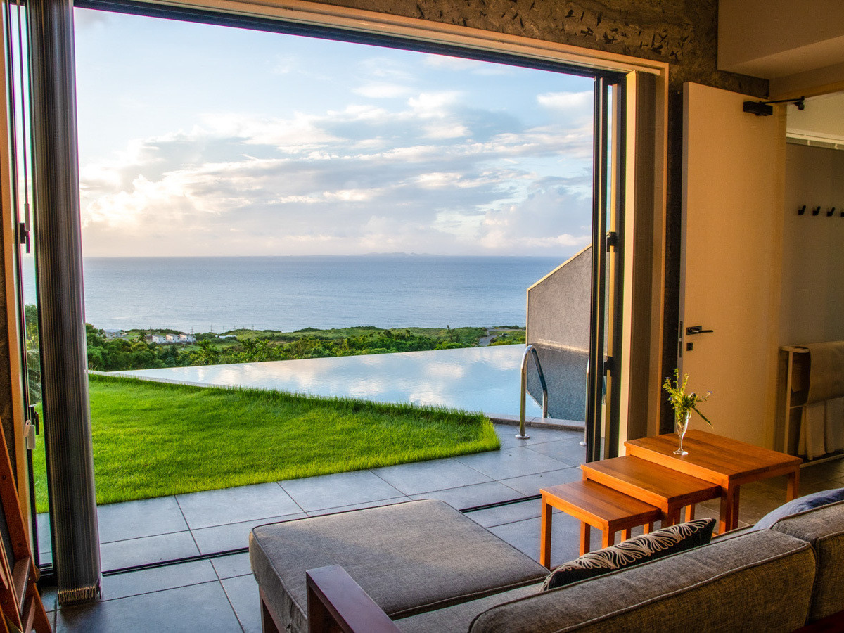 大人だけに許された美ら海を一望できる天空の宿3551032